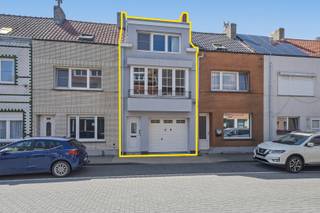 Deze verzorgde bel-étagewoning in Bredene combineert ruimte, comfort en een praktische indeling op een uitstekende locatie. Met een bruikbare vloeroppervlakte van maar liefst 145 m² biedt deze woning verrassend veel leefruimte en is ze ideaal voor gezinnen, koppels of wie op zoek is naar een instapklare woning dicht bij de kust.<br /><br />De woning werd doorheen de jaren goed onderhouden en geniet van verschillende belangrijke renovaties, waaronder het vernieuwde dak met goten, de voor- en achtergevel, de vloeren en de boiler. Dankzij de pvc-ramen met dubbele beglazing, de conforme elektrische installatie tot 2040 en het EPC-label D kan u zonder renovatieverplichting onmiddellijk genieten van uw nieuwe thuis.<br /><br />Op het gelijkvloers bevinden zich een ruime garage met elektrische sectionale poort, een praktische wasplaats, een comfortabele badkamer met ligbad, dubbele lavabo en toilet, evenals een gezellige, onderhoudsvriendelijke koer met overkapping waar het aangenaam vertoeven is. <br /><br />Op de eerste verdieping vindt u de lichtrijke leefruimte met charmante erker, die een warme en uitnodigende sfeer creëert. De aansluitende keuken is volledig uitgerust en beschikt over voldoende werk- en opbergruimte, ideaal voor wie graag kookt en gezellig tafelt.<br /><br />De tweede verdieping omvat twee volwaardige slaapkamers, een nachthal met ingemaakte kast en toegang tot de geïsoleerde zolder, die extra bergruimte biedt en tal van mogelijkheden creëert. <br /><br />Bent u op zoek naar een ruime woning met garage, conforme elektriciteit en een gunstige ligging nabij winkels, openbaar vervoer en de zee? Contacteer ons en plan uw bezoek in!