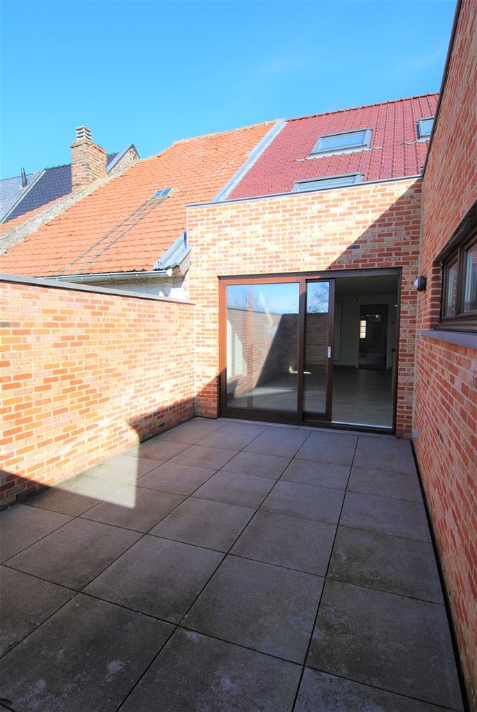 Volledig gerenoveerd duplex-appartement met 2 slaapkamers in het centrum van Maaseik met moderne afwerking. - foto 4