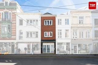 Deze prachtige karaktervolle woning is gelegen nabij het historisch centrum van Gent<br /><br />Je stapt uit de woning en zit vlakbij het rustige begijnhof en op amper 400 meter van het Gravensteen. Alles is dus gemakkelijk te bereiken te voet of per fiets. Ook via het openbaar vervoer geraak je snel aan het station Gent St-Pieters en Gent Dampoort. Alles is dichtbij.<br />Kortom, met de ligging van dit huis is een auto absoluut niet noodzakelijk.<br />Doch ben je op minder dan 10 min op alle belangrijke toegangswegen de E17, E40 en de R4<br /><br />Deze locatie in het Centrum van Gent is werkelijk uniek. Enerzijds zit je vlakbij de bruisende stad, anderzijds geniet je in dit gedeelte ook van de rust. <br /><br />Het pand is volledig instapklaar en heeft ontzettend veel mogelijkheden. <br />Het betreft 4 volwaardige verdiepingen. Oorspronkelijk is het gelijkvloers ingedeeld als handelsruimte, doch is er een douche, wc en keukentje  aanwezig, ook hier zijn dus tal van invullingen mogelijk. <br />Via de authentieke trap komen we terecht op de verschillende verdiepingen. Zeer gezellige leefruimte, met aparte zithoek, geïnstalleerde keuken, 2 extra badkamers, 2 aparte toiletten. Bovenop de slaapkamers zijn er tal van polyvalente open ruimtes. <br /><br />Eveneens is er een mooi dakterras met een fantastisch uitzicht. Je kijkt uit op het centrum en de drie torens! Het valt op dat het heel rustig is op het terras. Hier kan je lekker lang genieten met vrienden en familie vol gezelligheid op een unieke locatie. <br /><br />In 2012 werd de woning gerenoveerd.<br /><br />Extra troeven :<br />- Met zijn energie label C heeft het een gunstige EPC score.<br />- Op elke verdieping zijn aparte aansluitingen en leidingen voorzien. <br />- Door al zijn potentieel kan dit perfect dienen als investeringsvastgoed.<br /><br />Deze Topper is DE ideale mix van comfort, rust en alles dichtbij. Het heeft alles in huis om er een echte thuis van te maken!<br /><br />Interesse? Contacteer dan snel Topvastgoed voor een bezoek op het nummer 0475 700 700.<br /><br />Beschikbaar vanaf 1/10/2026.