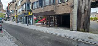 Winkelruimte in het centrum van Izegem. Deze winkelruimte is perfect gelegen in de Marktstraat net naast de openbare parking. De winkelruimte biedt u uitstekende zichtbaarheid gezien de grote vitrine. De winkelruimte is ingedeeld als volgt: - Grote commerciële ruimte - Bureel - Toilet - Geïnstalleerde keuken + Mogelijkheid tot het huren van 1 of 2 garages aan het winkelpand. Huurprijs per garage €60/maand. + Verwarming en airco + Volledige gerenoveerd