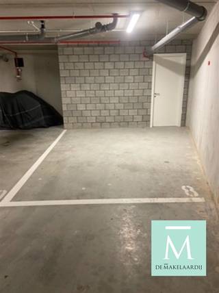 <p><span>Ondergrondse autostaanplaatsen te huur nabij het centrum van Elzestraat, Sint-Katelijne-Waver</span></p><p><span>In een recent appartementsgebouw nabij het centrum van de dorpskern Elzestraat vind je deze ondergrondse autostaanplaatsen met nummer 8,11 en 12  te huur aan € 85 per staanplaats per maand.</span></p><p><span>De staanplaatsen zijn toegankelijk via een autolift. </span></p><p><span>Interesse? Bel of mail ons voor meer informatie of een bezoek! (info@demakelaardij.be of 015/20.20.82)</span><span> </span></p><p><span> </span></p>