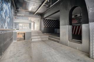 Voormalig café met horecagedeelte van ca. 195 m², kantoor- en woonfunctie en een uitzonderlijke stadstuin van ca. 120 m², gelegen op een gegeerde locatie in het centrum van Leuven.<br /><br />Op zoek naar een pand met karakter, ruimte en bijzonder veel potentieel? Dan is dit pand in de Naamsestraat 35 beslist het ontdekken waard.<br /><br />Het pand is vergund als horeca, kantoor en één zelfstandige woonentiteit en biedt een interessante combinatie van verschillende functies. Aan de straatzijde betreden we het ruime horecagedeelte van ca. 195 m². Via de naastgelegen deur is het kantoor- en woongedeelte bereikbaar, waardoor de verschillende functies praktisch van elkaar kunnen worden gescheiden.<br /><br />Horecagedeelte van ca. 195 m²<br /><br />Het horecagedeelte beschikt aan de voorzijde over een toog met aansluitende stockageruimte en kelderruimte. Achteraan bevindt zich een ruime open ruimte met sanitaire voorzieningen, bestaande uit vier toiletten en één urinoir. Van hieruit is er rechtstreeks toegang tot de uitzonderlijke stadstuin van ca. 120 m². Een bijzonder zeldzame buitenruimte op deze centrale locatie en een absolute troef voor een horecaconcept.<br /><br />Kantoor- en woonfunctie<br /><br />Via de afzonderlijke ingang naast het horecagedeelte bereiken we het kantoor- en woongedeelte, verdeeld over drie verdiepingen. Op de eerste en tweede verdieping bevinden zich momenteel vier kamers, een keuken, een badkamer en een afzonderlijk toilet.<br /><br />De derde verdieping bevindt zich onder het dak en biedt nog mogelijkheden voor verdere afwerking en optimalisatie. Mits de nodige werken kan deze verdieping verder worden ingericht met bijkomende ruimtes, een keuken en badkamer.<br /><br />Het pand dient opgefrist en verder afgewerkt te worden, maar biedt na renovatie bijzonder veel mogelijkheden. De combinatie van een ruime horecaruimte, een afzonderlijk kantoor- en woongedeelte én een uitzonderlijke stadstuin maakt dit tot een uniek pand op de Leuvense vastgoedmarkt.<br /><br />De ligging in de Naamsestraat is bijzonder gegeerd, op wandelafstand van de Grote Markt, Oude Markt, winkels, restaurants, cafés en alle dagelijkse voorzieningen.<br /><br />Een unieke opportuniteit voor ondernemers, investeerders of wie wonen, werken en ondernemen wil combineren.<br /><br />Interesse? Neem contact op met Lotte Thijs via 0474 38 63 93 of lotte@immogve.be.<br /><br /><em>Het pand is vergund als horeca, kantoor en één zelfstandige woonentiteit.</em>