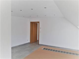 Heel rustig wonen in een tof, instapklaar dakappartement op de derde verdieping in een rustige straat in Stene (Oostende) <br />Het appartement heeft één slaapkamer, wat ideaal is voor een alleenstaande. De slaapkamer is ruim en biedt voldoende opbergruimte voor al uw kleding en persoonlijke bezittingen.<br /><br />Als dakappartement geniet u hier van een adembenemend uitzicht over de stad en de omgeving<br /><br />In de buurt bevinden zich verschillende winkels op wandelafstand: bakker, supermarkt Lidl, apotheek, .... <br />Indeling is als volgt: inkomdeur (gepantserde deur), apart wc, ingerichte open keuken (met frigo , spoelbak , vaatwas, dampkap, oven), badkamer (dubbele lavabo en ligbad), videoparlofoon, 1 slaapkamer, berging (met recente condensatieketel op aardgas & aansluiting voor wasmachine). <br /><br />Het appartement is reeds geschilderd (witte muren en witte plafond), voorzien van verlichting en van verduistering aan de ramen.<br /><br />Het appartement beschikt over een terras, waar u heerlijk kunt ontspannen en genieten van de zon. Dankzij de ligging op de bovenste verdieping is uw privacy gegarandeerd en kunt u in alle rust van uw terras genieten.<br /><br />Het gebouw is voorzien van een lift, waardoor u gemakkelijk toegang heeft tot het appartement. <br /><br />Het bouwjaar van het appartement is 2001, wat betekent dat het nog in uitstekende staat verkeert. Bovendien werd het appartement grondig gerenoveerd. De bewoonbare oppervlakte bedraagt 69 vierkante meter, wat meer dan voldoende ruimte biedt voor comfortabel wonen.<br /><br />Het EPC-waarde van het appartement is 193.00, wat aangeeft dat het energieverbruik relatief laag is. Dit draagt bij aan een lagere energierekening en een milieuvriendelijke levensstijl. Het appartement heeft dan ook een energielabel B, wat staat voor een goede energieprestatie.<br /><br />Kortom, dit appartement in Oostende is een geweldige keuze voor wie op zoek is naar een comfortabele en energiezuinige woning. De perfecte plek om te ontspannen en te genieten van het leven aan de Belgische kust.<br /><br />Bezichtigen enkel na afspraak via mail naar info@qualimmo.be