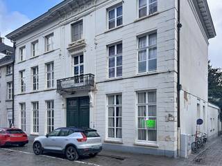 Dit gelijkvloers appartement bevindt zich in een authentieke herenwoning met gemeenschappelijke tuin, gelegen in een autoluwe straat op enkele...