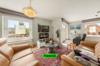 Ontdek dit instapklare appartement in het centrum van Oostkamp, waar ruimte, comfort en een uitstekende ligging samenkomen.<br /><br />Dit appartement biedt met z'n 148 m² voldoende ruimte om tot rust te komen midden in het centrum. De lichtrijke leefruimte vormt het hart van het appartement en sluit naadloos aan op het zonnige balkon. De keuken is praktisch ingericht en voorzien van alle basiscomfort. Verder beschikt het appartement over twee volwaardige slaapkamers en een verzorgde badkamer. Dankzij de inpandige garage geniet je bovendien van extra gemak en veiligheid. Door de centrale ligging bevinden winkels, horeca en belangrijke verbindingswegen zich vlakbij.<br /><br />Het appartement heeft een EPC-label A en werd zeer goed onderhouden. Ideaal voor wie meteen wenst in te trekken.<br /><br />Ben je op zoek naar een ruim appartement te koop in Oostkamp met een topligging? Neem vandaag nog contact op met Immo Francois, actief in Oostkamp, Sint-Andries, Sint-Michiels en Varsenare, en plan je bezoek.<br /><br />Denk je eraan om je woning in Oostkamp te verkopen? Neem vrijblijvend contact op met Eva van Immo Francois in Oostkamp voor een gratis schatting via eva@immofrancois.be.<br /><br />