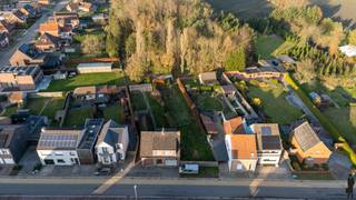 Mooi gelegen woning met 4 slaapkamers en inpandige garage. Het geheel ligt op een perceel van ca. 550 m² en is rustig gelegen nabij het centrum...