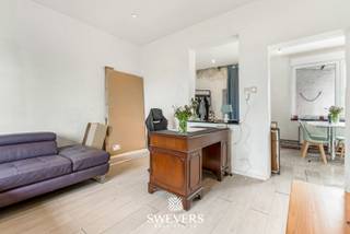 Voor meer info en foto’s, surf naar www.swevers.be – Deze halfopen woning in de Ertsenrijkstraat 131 te Halen is ideaal voor wie op zoek is naar een renovatieproject met solide basis. De woning uit 1950 werd in 2015 deels vernieuwd met een nieuw dak en nieuwe ramen. Met een bewoonbare oppervlakte van 136 m², verdeeld over drie bouwlagen, biedt het pand heel wat potentieel. Op het gelijkvloers vind je een leefruimte, eetkamer, aparte keuken, wasplaats, badkamer, technische ruimte en berging. De eerste verdieping telt twee ruime slaapkamers van 15,58 m² en 16,32 m². Via een vaste trap bereik je de zolder van 42 m² – ideaal als extra kamer of hobbyruimte, mits renovatie. De perceeloppervlakte van 6a 64ca en de westelijke oriëntatie zorgen voor een zonnige tuin, perfect voor ontspanning en buitenleven. Extra comfort wordt geboden door rolluiken, waarvan de meeste elektrisch zijn. De ligging is uitstekend: school op 136 m, bushalte op 5 m, winkels, horeca en snelweg op korte afstand. Deze woning combineert ruimte, rust en bereikbaarheid – een buitenkans voor handige kopers die hun eigen thuis willen creëren. Voor meer informatie, bel 011 255 155. Bron bewoonbare oppervlakte: EPC – verslag.