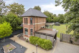 Stap binnen in deze instapklare woning waar licht, ruimte en comfort samenkomen. De doordachte indeling zorgt voor een perfecte balans tussen wonen en werken. Dankzij de strategische ligging is dit pand ideaal voor wie professionaliteit wil combineren met een aangename thuis. Verkoop enkel mogelijk via een aandelentransactie.IndelingGelijkvloers:- lichtrijke leefruimte met open karakter- open keuken- bureau, ideaal voor thuiswerk of praktijkruimteEerste verdieping:- ruime slaapkamers- master bedroom met dressing en grote badkamerZolder:- grote zolderruimteKelder:- volledig afgewerkte kelder met tal van mogelijkhedenGelegen aan de Brusselsesteenweg, geniet deze woning van een uitstekende bereikbaarheid richting Mechelen, Antwerpen en Brussel, met alle voorzieningen in de directe nabijheid.Dit is de perfecte combinatie van comfort, bereikbaarheid en functionaliteit. Mis deze kans niet en plan vandaag nog uw bezoek!