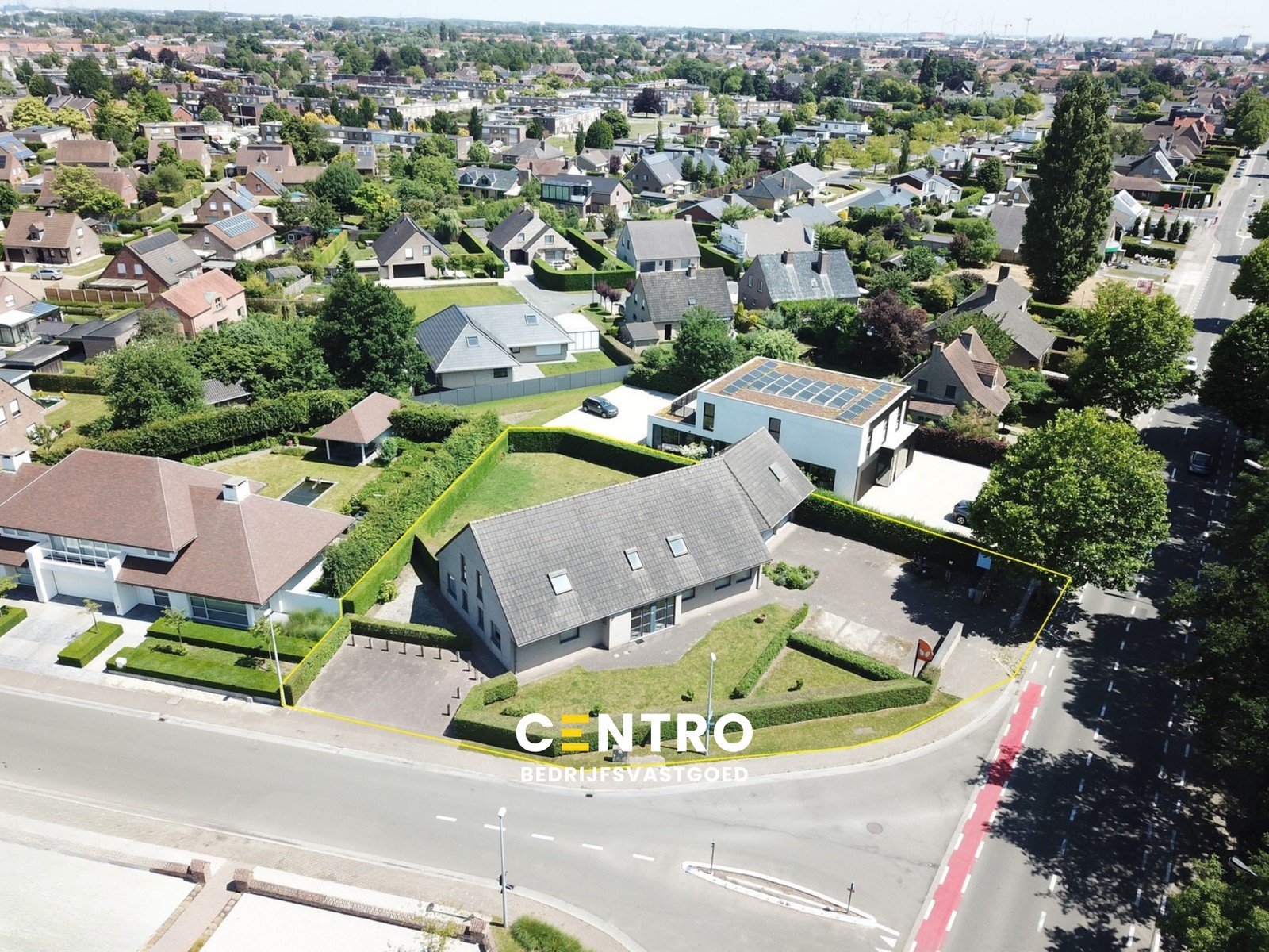 Ruim (430m²), multifunctioneel pand (bewoning, kantoor, praktijk, horeca, ...) op ZICHTLOCATIE langs invalsweg Roeselare (vlakbij de ring R32). - photo 2