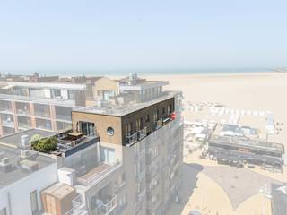 Ontdek dit prachtig afgewerkte hoekappartement op de zesde verdieping in Zeebrugge, waar u geniet van een open, lichtrijke leefruimte en een prachtig zijdelings zeezicht. Dankzij de hoekligging en de grote raampartijen baadt het appartement in natuurlijk licht en ervaart u een aangenaam gevoel van ruimte. De stijlvolle open keuken sluit naadloos aan op de leefruimte en is afgewerkt met kwalitatieve materialen. Vanuit de leefruimte heeft u toegang tot het ruime, zuidgerichte terras, waar u volop kunt genieten van de zon en waar voldoende plaats is voor een comfortabele lounge en eettafel. Daarnaast beschikt het appartement over twee extra balkons met een mooi zicht op het strand en de zee. Er zijn twee ruime slaapkamers, waarvan één volledig is ingericht met drie ingemaakte kasten, geïntegreerde bedden en een bureau, terwijl de tweede een volwaardige en ruime slaapkamer is. Verder beschikt het appartement over een moderne badkamer met douche, een apart toilet en een praktische berging. Bent u op zoek naar een instapklaar appartement met hoogwaardige afwerking, veel lichtinval en een uniek uitzicht over de polders én de zee? Dan is dit de ideale woonst of tweede verblijf. Voor een bezoek of meer informatie kunt u contact opnemen met makelaar Stéphanie via 0472 77 86 60 of stephanie@keyimmo.be. Er is bovendien de mogelijkheid om een garagebox mee aan te kopen