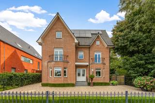 <p>Dit stijlvolle herenhuis in Dessel is gelegen op een perceel van 875 m² en heeft een bewoonbare oppervlakte van ca. 302 m².</p>
<p><strong>Gelijkvloers</strong></p>
<p>Bij het betreden van de inkomhal wordt meteen duidelijk dat dit een huis met karakter is. Rechts bevindt zich een eerste slaapkamer met badkamer, voorzien van een douche, lavabo en toilet – ideaal als luxueuze gastenruimte.</p>
<p>Verder leidt de inkomhal naar de ruime, gezellige leefruimte. Dankzij de sfeervolle gashaard kunt u in de zithoek tijdens kille winteravonden in alle comfort genieten. Verder bestaat de leefruimte nog uit een eetkamer en een open bureaugedeelte.</p>
<p>De keuken sluit mooi aan op de leefruimte en biedt niet alleen een praktische indeling, maar ook een prachtig uitzicht op de aangelegde tuin. Dankzij de grote ramen geniet u hier van overvloedig daglicht en een aangename openheid.</p>
<p>Op het gelijkvloers bevindt zich tevens een apart gastentoilet.</p>
<p><strong>Eerste verdieping</strong></p>
<p>De elegante trap brengt u naar de eerste verdieping, waar u maar liefst 4 slaapkamers aantreft. De master bedroom beschikt over een eigen inloopkast en badkamer, uitgerust met douche, lavabo en toilet. Daarnaast beschikt de eerste verdieping over een extra badkamer uitgerust met een bad en een dubbele lavabo. Hiernaast bevindt zich een apart toilet.</p>
<p><strong>Zolder</strong></p>
<p>De vaste trap leidt verder naar de grote zolderverdieping. Deze riante ruimte biedt talloze mogelijkheden en kan volledig naar wens worden ingericht – bijvoorbeeld als extra slaapkamers, hobbyruimte of atelier.</p>
<p><strong>Tuin en garage</strong></p>
<p>De prachtig aangelegde en uitstekend onderhouden tuin vormt een oase van rust, waar u volop kan genieten van de buitenlucht.</p>
<p>Links van de woning bevindt zich de ruime garage.</p>
<p><strong>Kelder</strong></p>
<p>Er is een droge kelder onder de helft van de woning en de andere helft is een vlot toegankelijke kruipruimte.</p>
<p><strong>Extra’s</strong></p>
<p>Dit herenhuis combineert zijn statige uitstraling met moderne voorzieningen. Zo is de woning uitgerust met zonnepanelen, airco en thuisbatterij en geniet u van een gunstig energielabel.</p>
<p><strong>Troeven</strong></p>
<ul>
<li>Bewoonbare oppervlakte: ca. 302 m²</li>
<li>5 slaapkamers</li>
<li>Vaste trap naar de grote zolder</li>
<li>Ruime, aangelegde tuin</li>
<li>Gunstig energielabel (164 kWh / (m² jaar))</li>
<li>Zonnepanelen, thuisbatterij, airco</li>
</ul>