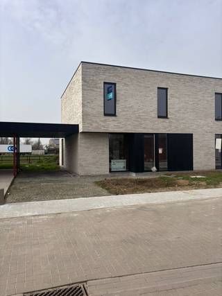 In een nieuwe en rustig gelegen verkaveling met 24 hedendaagse woningen in een doodlopende straat woon je comfortabel in een gezinsvriendelijke omgeving. De ligging binnen de driehoek Oostrozebeke – Wielsbeke – Waregem zorgt voor een vlotte bereikbaarheid van winkels, scholen en verbindingswegen richting Gent en Kortrijk.<br /><br />Deze halfopen woning combineert een praktische indeling met veel lichtinval. De leefruimte met open keuken en kookeiland biedt een mooi zicht op de tuin. Buiten geniet je van een aangename buitenruimte en kan je de auto parkeren onder een houten carport.<br /><br />De badkamer is uitgerust met zowel een ligbad als een inloopdouche, wat zorgt voor extra comfort. De woning is wind- en waterdicht, waardoor je de verdere afwerking zelf kan bepalen volgens jouw smaak en budget.<br /><br /><strong>Troeven</strong><br />✓ open keuken met kookeiland en zicht op tuin<br />✓ houten carport<br />✓ badkamer met bad én inloopdouche<br />✓ rustige ligging in doodlopende straat<br />Oriëntatie tuin: Zuid-West (middag- en avondzon)<br /><br />Snel beschikbaar voor wie vlot wil schakelen.<br /><br />Voor meer info <strong>bel naar 051 26 36 86</strong> of stuur een mail <strong>steven@lapeirre.be</strong><br /><br /><em><span>Opgelet: Prijsindicatie is prijs voor grond, infrastructuur, constructie, architect, EPB, VC en VVG.<br />Prijs is exclusief kosten!</span></em><br /> 