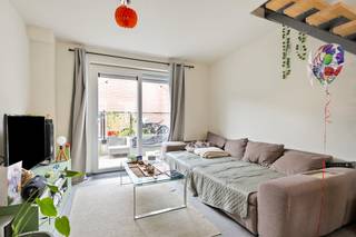 Trendy stadswoning (bouwjaar 2015) op een toplocatie, nabij de Grote Markt van Lier.  Deze instapklare woning is gelegen in een kleine woonerfje van 4 gelijkaardige woningen, op het einde van de autovrij smal straatje, dat uitkomt op de Lisperstraat. Dit woonerfje is afgesloten met een rustiek poortje. <br /><br />De woning omvat;<br />- een lichte leefruimte met grote ramen<br />- een open ingerichte keuken<br />- een terras en klein tuintje<br />- een slaapkamer op de verdieping<br />- een ingerichte badkamer <br />- een ingerichte zolderkamer<br /><br />Tussen deze 4 woningen van het woonerfje ligt er een gezellige binnenkoer. Naast één van de woningen is er een plaats voorzien voor de afvalcontainers. Aan de achterkant heeft ieder zijn privatief stadstuintje. <br /><br />Er is tevens de mogelijkheid tot aankoop van een overdekte autostaanplaats, voor 29.000 euro, in het nabij gelegen parkeergebouw Centre Ville (die aankoop is niet verplicht). <br /><br />Ideaal voor wie gezelligheid en rust zoekt in de binnenstad.<br /><br />Bestuursmaatregelen in het maatregelenregister: nee