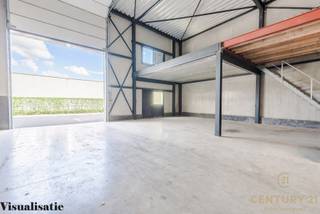 De unit is uitgerust met krachtstroom en wateraansluiting en beschikt reeds over een eenvoudig toilet. Daarnaast is er een...