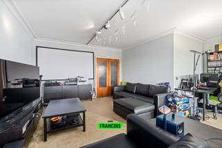 Ontdek dit ruime hoekappartement te koop in Anderlecht, gelegen op de 7e verdieping van een residentieel gebouw. Dankzij de hoge ligging en de open zichten geniet u hier van een uitzonderlijk gevoel van licht en ruimte. Een interessante opportuniteit voor wie op zoek is naar een eigendom met potentieel op een centrale locatie in Anderlecht.<br /><br />Dit appartement biedt een aangename indeling met een ruime leefruimte die baadt in natuurlijk licht dankzij de grote raampartijen. De keuken, badkamer en verdere afwerking bieden de mogelijkheid om het appartement volledig naar eigen smaak en stijl te renoveren. Verder beschikt de woonst over twee slaapkamers.<br /><br />Het zuidgeoriënteerde terras zonder inkijk vormt een absolute meerwaarde en laat u in alle rust genieten van het uitzicht. De garagebox is verplicht mee aan te kopen aan €25.000.<br /><br />De ligging in Anderlecht combineert een vlotte bereikbaarheid met de nabijheid van winkels, openbaar vervoer en dagelijkse faciliteiten. Dankzij de renovatiemogelijkheden en de sterke locatie vormt dit appartement een interessante investering of toekomstige gezinswoning.<br /><br />Het appartement is verhuurd.<br /><br />Neem vandaag nog contact op en plan uw bezoek in.<br /><br />Denk je eraan om je woning in Anderlecht te verkopen? Neem vrijblijvend contact op met Mathias van Immo Francois in Brussel voor een gratis schatting via meire@immofrancois.be.<br /><br />De getoonde inrichting is een AI-gegenereerde visualisatie ter illustratie.<br /><br />