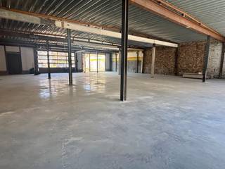 Bent u op zoek naar een volledig gerenoveerd handelspand met een industriële loft-uitstraling, op een toplocatie vlakbij het dorpscentrum...