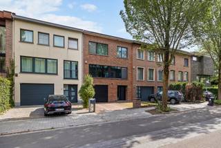 Locatie:
Deze volledig gerenoveerde bel-etage combineert hedendaags wooncomfort met een bijzonder praktische indeling en een uitzonderlijk hoog afwerkingsniveau. Een extra troef is de tuin met rechtstreekse doorgang naar de achtergelegen straat. Aan deze zijde beschikt het perceel over een oprit en is er de mogelijkheid om een bijkomende garage te realiseren.
Indeling:
Op het gelijkvloers betreedt u de woning via de inkomhal met gastentoilet. Verder vindt u hier de inpandige garage, een praktische wasplaats en een afzonderlijke bureauruimte met rechtstreekse doorgang naar de tuin.
De eerste verdieping vormt het hart van de woning en omvat een ruime woonkamer met aansluitend de keuken. Vanuit de leefruimte heeft u toegang tot het terras, vanwaar een trap rechtstreeks naar de tuin leidt.
Op de tweede verdieping bevinden zich drie volwaardige slaapkamers en een bijzonder ruime badkamer.
Troeven:
Volledig gestript en gerenoveerd in 2022
Uitzonderlijk hoogwaardige afwerking
Energiezuinig EPC-label A
Drie slaapkamers én afzonderlijk bureau
Tuin met doorgang naar de achtergelegen straat
Oprit met mogelijkheid tot realiseren van extra garage
Inpandige garage
Terras met rechtstreekse verbinding naar de tuin
Technisch:
De woning werd in 2022 volledig gestript en van A tot Z gerenoveerd met bijzondere aandacht voor kwaliteit, energiezuinigheid en hedendaags wooncomfort. Ze beschikt over EPC-label A en is uitgerust met een ventilatiesysteem D.
De verwarming gebeurt via een energiezuinige gascondensatieketel. De nodige aansluitingen voor een warmtepomp werden reeds voorzien, waardoor de woning ook toekomstgericht is uitgerust. De elektrische installatie is conform en volgens het asbestattest is de woning asbestveilig.
De uitzonderlijke afwerkingsgraad van deze woning komt pas echt tot zijn recht wanneer u ze gezien heeft.
Koopt u als enige en eerste woning? Dan geniet u van het verlaagde tarief van 2% verkooprechten.
Bent u reeds eigenaar? Verkoop uw eerste eigendom binnen de 2 jaar en profiteer alsnog van deze gunstmaatregel.
Voor meer informatie of een gratis waardebepaling van uw vastgoed kan u een aanvraag invullen op onze website of even bellen op het nr. 03/345.88.99.