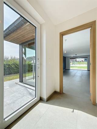Uiterst energiezuinige halfopen woning in rustige, kindvriendelijke wijk Op het gelijkvloers vinden we de inkomhal met apart toilet, de lichtrijke...