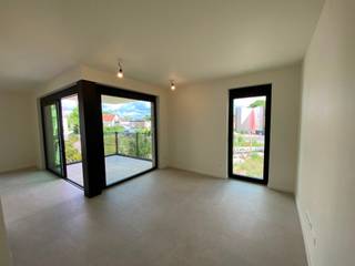 <p>Splinternieuw appartement van 72,87m² in het Agnetenpark. Het is een moderne en duurzame woonomgeving, ontworpen met oog voor comfort en de toekomst. Hier woon je niet alleen stijlvol, maar ook energiezuinig dankzij onder andere zonnepanelen en het BEN-label (Bijna Energie Neutraal). Bovendien geniet je van een rustige, aangename woonomgeving met alle voorzieningen binnen handbereik.</p>
<p>Het appartement is kwalitatief afgewerkt met veel aandacht voor detail. De open, volledig ingerichte keuken sluit aan op de lichtrijke leefruimte, wat zorgt voor een ruim en aangenaam gevoel. Ook de badkamer is volledig afgewerkt met moderne materialen. Grote raampartijen zorgen voor een mooie lichtinval en versterken het gevoel van ruimte.</p>
<p>Daarnaast beschikt het appartement over een gezellig terras waar je kan genieten van de buitenlucht. Een private parkeerplaats is inbegrepen, wat zorgt voor extra gemak. Tevens is er ook een ondergrondse staanplaats, kelder- en fietsenberging die zorgen voor het mobiele comfort. <br /><br />Het appartement heeft volgende kenmerken:<br />- eerste verdieping<br />- bewoonbare oppervlakte: 72,87m²<br />- 1 slaapkamer<br />- terras van 7,5 m²<br />- lichtrijke leefruimte<br />- open volledig ingerichte keuken met kwalitatieve afwerking<br />- berging <br />- afgewerkte badkamer<br />- apart gastentoilet<br />- zonnepanelen aanwezig<br />- inclusief standplaats + berging in afgesloten parkeerkelder<br />- BEN-label (Bijna Energie Neutraal)<br /><br /><span>huurprijs: 920 + 85 euro gemeenschappelijke kosten.</span><br /><br /><span>Voor </span><strong>meer informatie of een bezoek ter plaatse</strong><span>, klik je op onze website </span><strong>www.jansenrealestate.be</strong><span> bij het pand op de </span><strong>knop 'bezoek aanvragen'.</strong><br /><br /><span>Wij ontzorgen je ook voor de verkoop van je huidige woning! Voor meer uitleg helpen we je graag verder!</span></p>