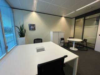 Espace flexible de +/- 40 m² très bien situé, à proximité des autoroutes E40 et R0. Accès facile par les transports publics: la gare de Zaventem est...