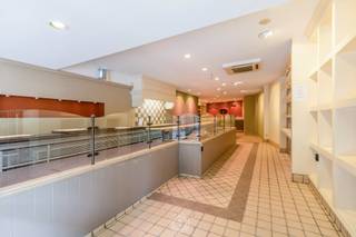 Dit uitstekende handelspand, met een oppervlakte van ongeveer 177m², bevindt zich op een toplocatie in de directe nabijheid van de Grote Markt...