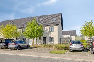 Knappe energiezuinige woning vlakbij het centrum....Deze instapklare woning komen we binnen via de inkomhal met apart gastentoilet met ernaast een...