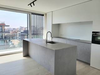 Dit ruim 3-slaapkamer woonappartement met een bewoonbare oppervlakte van 147 m² is gelegen op de vijfde verdieping van de nieuwbouwresidentie 'Coxy-Dunes'.<br />Het appartement werd tot in de puntjes afgewerkt met de meest duurzame materialen en omvat:<br />inkom, toilet, woonkamer voorzien van eikenhouten inmaakkasten, open keuken met ruime berging die allebei uitgeven op het zuid-gericht terras, ruime masterslaapkamer met aansluitend een badkamer met ligbad en inmaakdouche, een tweede toilet en een tweede en derde slaapkamer die aansluiten op de tweede badkamer met inloopdouche.<br />De slaapkamers zijn voorzien van inmaakkasten geven uit op het terras achteraan waar u kunt genieten van de avondzon.<br />Mogelijkheid tot aankoop van een garagebox of staanplaats onder de residentie.
