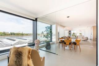 Iconisch hoekgebouw aan de Antwerpse Scheldekaaien. Zwart geslepen architectonisch beton met rigide frame en gevelbreedte van 21m.Een uitzonderlijk...