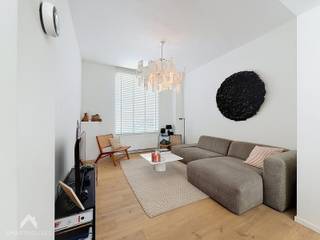<p>Volledig gerenoveerde en instapklare rijwoning, afgewerkt met mooie en kwalitatieve materialen. De woning werd volledig gerenoveerd in 2020 en biedt een aangename combinatie van modern comfort, ruimte en een praktische indeling.<br /><br />Op het gelijkvloers vinden we een inkomhal, een gezellige leefruimte, een mooi afgewerkte keuken, een gastentoilet en een handige waskamer met toegang tot de kelder. Vanuit de leefruimte is er toegang tot het terras en de diepe, zuidgerichte tuin, een heerlijke plek om te genieten van de buitenruimte en de zon. <br />Op de eerste verdieping bevinden zich twee slaapkamers, een badkamer en een afzonderlijk toilet. De badkamer is voorzien van een douche en dubbele lavabo. De tweede verdieping beschikt over een ruime master bedroom, waardoor de woning in totaal drie volwaardige slaapkamers biedt. Daarnaast is er een ruime kelder en tuinhuis die extra bergruimte bieden.</p>
<p><strong><span>Extra troeven:</span></strong></p>
<ul>
<li><span>Volledig gerenoveerd in 2020</span></li>
<li><span>Instapklaar</span></li>
<li><span>Zeer ruime keuken </span></li>
<li><span>Afgewerkt met mooie, kwalitatieve materialen</span></li>
<li><span>Diepe, zuidgerichte tuin</span></li>
<li><span>Regenwaterput </span></li>
<li><span>Dubbele beglazing</span></li>
<li><span>EPC-label B</span></li>
<li><span>Kelder</span></li>
<li><span>Ideale gezinswoning of interessante starterswoning</span></li>
</ul>
Kom het huis ontdekken tijdens de <strong>bezoekdagen op 5 en 6 september</strong>. Indien deze data niet passen, kan er altijd gekeken worden voor een alternatief moment.<br />
<p>Deze woning is te koop ZONDER makelaar via het concept van Smart Houses! Wenst u verdere inlichtingen of een bezoek? Contacteer rechtstreeks de eigenaar via <span>+32472083114</span></p>