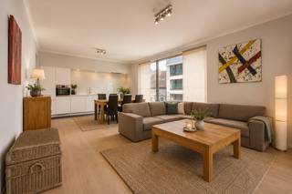 <strong>Stijlvol wonen aan het water – Kattendijkdok Westkaai 51 bus 3.4, Antwerpen</strong><br /><br />Welkom in dit prachtige appartement op een absolute toplocatie aan het bruisende Eilandje. Hier geniet u dagelijks van een uniek uitzicht op het Kattendijkdok, gecombineerd met de levendigheid van de stad, een uitstekende bereikbaarheid en een uitzonderlijke woonkwaliteit.<br /><br />Het gebouw werd ontworpen door de gerenommeerde Zwitserse architect Roger Diener en staat bekend om zijn tijdloze, minimalistische architectuur en hoogwaardige afwerking.<br /><br />Met een bewoonbare oppervlakte van ca. 100 m² biedt dit appartement een perfecte balans tussen ruimte, comfort en elegantie. De ruime leefruimte wordt gekenmerkt door grote raampartijen die zorgen voor een overvloed aan natuurlijk licht en een aangename connectie met de omgeving. Vanuit de leefruimte heeft u toegang tot het westgericht terras, waar u in alle rust kunt genieten van de middag- en avondzon. Het uitzicht combineert het beste van twee werelden: een zicht op het water enerzijds en een levendig stadszicht anderzijds.<br /><br />De open designkeuken is afgewerkt met kwaliteitsmaterialen en uitgerust met hoogwaardige Miele-toestellen, wat garant staat voor optimaal kookcomfort. De leefruimte werd bovendien voorzien van externe zonnewering, waardoor het appartement ook tijdens warme zomerdagen aangenaam blijft.<br /><br />Doorheen vrijwel het volledige appartement werd een kwalitatieve parketvloer doorgetrokken, wat zorgt voor een warme, stijlvolle en uniforme uitstraling. Enkel in de badkamer en het toilet werd gekozen voor een onderhoudsvriendelijke tegelvloer.<br /><br />Het appartement beschikt over twee ruime slaapkamers, een comfortabele badkamer, twee afzonderlijke toiletten en een praktische berging. Dankzij de doordachte indeling is dit appartement uitermate geschikt als gezinswoning, stijlvolle stadswoning of kwalitatieve investering.<br /><br /><strong>Extra troeven:</strong><br /><br />Westgericht terras<br />Zicht op zowel het water als de stad<br />Volledig doorgetrokken parketvloer<br />Hoogwaardige Miele-keukentoestellen<br />Externe zonnewering aan de leefruimte<br />Twee ruime slaapkamers<br />Topligging op het Eilandje<br />Nabij restaurants, musea, winkels en openbaar vervoer<br />Kelderberging en gemeenschappelijke fietsenberging<br />Energiezuinig en voorzien van hedendaags wooncomfort<br /><br />Ondergrondse parkeerplaats verplicht aan te kopen voor €40.000<br /><br />Een uitzonderlijk appartement op een van de meest gegeerde locaties van Antwerpen, waar architectuur, comfort en ligging naadloos samenkomen.<br /><br />Voor meer informatie of een bezoek ter plaatse kan u contact opnemen met Xander via 0497 18 10 84 of xander@reds.be.