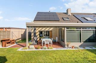 Te koop: instapklare, energiezuinige halfopen bebouwing met 3 slaapkamers en garage in het centrum van Oostrozebeke.<br /><br />In een doodlopende straat in het centrum van Oostrozebeke bevindt zich deze ruime halfopen bebouwing op een mooi perceel met oprit, garage en een aangename, onderhoudsvriendelijke tuin.<br /><br />Indeling: via de inkomhal met gastentoilet betreedt u de woning, die beschikt over een lichtrijke leefruimte met mooi zicht op de tuin, aansluitend bevindt zich de recente (vernieuwd 2019) volledig uitgeruste keuken met extra ontbijthoek. Op het gelijkvloers vindt u daarnaast eveneens een ruime garage. De verdieping omvat drie slaapkamers, een nieuwe badkamer (2025) en een apart toilet.<br /><br />Buiten geniet u van een onderhoudsvriendelijke tuin met tuinhuis, waarbij kosteloos (mits onderhoud ervan) gebruik kan gemaakt worden van een extra aanpalend stuk tuin van +- 160 m2.<br /><br />TROEVEN:<br />- zonnepanelen<br />- centrale verwarming gas (nieuwe ketel 2019)<br />- badkamer en keuken reeds gerenoveerd (2025 en 2019)<br />- regenwater 7.500 l en aangesloten<br /><br />Voor wie is dit ideaal? <br />Ideaal voor mensen die op zoek zijn naar een instapklare woning met oprit en garage op een goed bereikbare en gegeerde locatie in Oostrozebeke.<br /><br />Te koop via Immo Beguin, jouw vastgoedexpert sinds 2009, met kantoren in Ronse, Waregem, Kortrijk, Deinze, Doornik en Lessines.<br /><br />Meer info of bezoek via charlotte@immobeguin.be