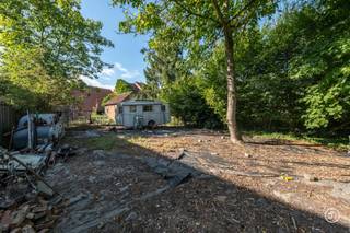 In de Vitsdam te Bornem vinden we deze ruime schuur/magazijn terug, gelegen in een bijzonder rustige en groene omgeving.<br /><br />Dankzij de combinatie van een ruime perceeloppervlakte en een bestaande bebouwing biedt deze eigendom verschillende mogelijkheden voor opslag, stockageruimte of andere praktische doeleinden.<br /><br />De totale grondoppervlakte bedraagt 611 m², waarvan 218,93 m² bebouwd is. Hierdoor beschik je naast de bestaande constructie over een ruime buitenzone die bijkomende mogelijkheden biedt.<br /><br />Een belangrijke troef is dat het dak recent werd vernieuwd en de elektrische installatie conform is. Hierdoor vormt de eigendom een interessante basis voor wie op zoek is naar een goed onderhouden opslag- of bedrijfsruimte.<br /><br />De ligging in een volledig groene en rustige omgeving zorgt bovendien voor een aangename en landelijke setting, weg van de drukte.<br /><br />Ben je op zoek naar een ruime opslagplaats in een rustige groene omgeving? <br />Contacteer ons gerust via bryann@julimmo.be of 0492 86 51 03.