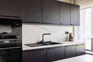 Deze woning werd totaal gerenoveerd met hoogwaardige materialen in 2025.<br /><br />De woning telt 4 slaapkamers, volledig ingerichte keuken met oven, microgolfoven, inductiekookplaat, frigo en diepvries, een living met eetplaats en een aangename veranda met airco/verwarming. OP het gelijkvloers is en 1 slaapkamer en ook een kleine badkamer. Op de eerste verdieping vind je 3 slaapkamers, waarvan 1 een dressing heeft. Verder is er een luxueuze badkamer met bad en grote inloopdouche. Er is ook nog een zolder met veel opbergruimte.<br /><br />In de kelder bevindt zich een 'mancave', garage, wasplaats en berging.<br /><br />De tuin is aangenaam ingericht met pergola, terras, tuinhuis.<br /><br />Meer info of een bezoekje? <br />Bel Isabelle: 0498/10.69.56 of isabelle@cornelis-goeman.be