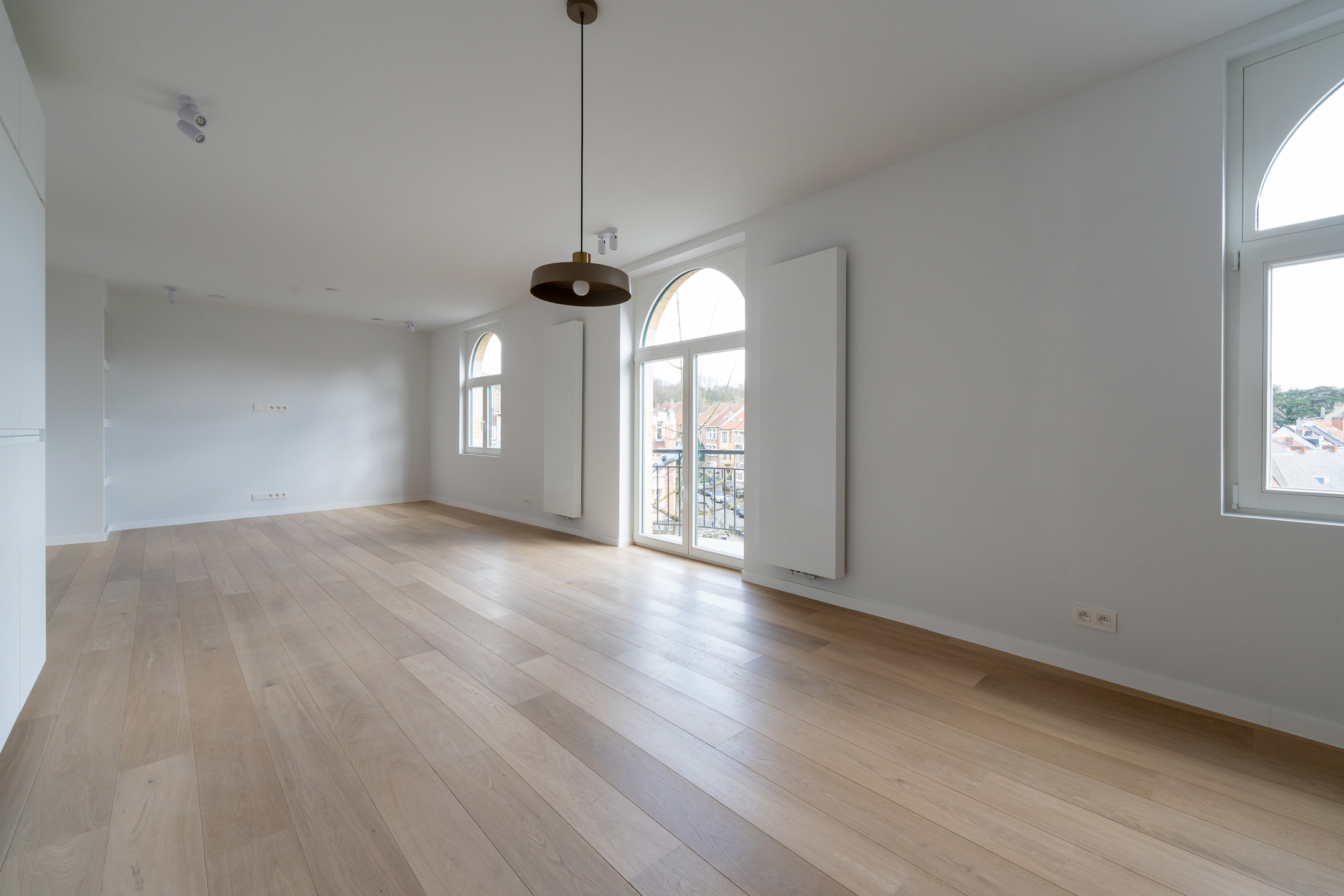 Volledig gerenoveerde duplex met 5 kamers en 5 badkamers! - foto 5