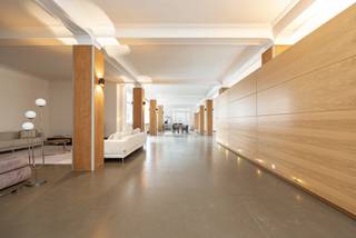 <div><strong>Hoogwaardig afgewerkt gemeubeld appartement</strong> op absolute toplocatie vlakbij het Centraal Station. <br /><br />Bijzonder opvallend is het enorm ruimtelijk gevoel. De eetgelegenheid, badend in het daglicht, en de luxeuze open keuken lopen naadloos over in de zitgelegenheid met een fantastische gevelbreedte. <br /><br /><strong>Verder is de hoofdslaapkamer voorzien van een dressing</strong>, slaapgedeelte en een luxueuze badkamer met dubbele wastafel, douche en vrijstaand ligbad. Voorts is er een <strong>tweede slaapkamer of bureauruimte met extra douchekamer. <br /><br /></strong><strong>Parking bij te huren </strong><br /><br />Het betreft een exclusief en volledig gemeubeld appartement op een uiterst centrale locatie. <br /><br /></div>