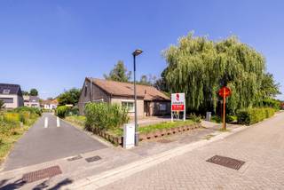 Deze instapklare en ruime gezinswoning biedt 239 m² bewoonbare oppervlakte, vijf slaapkamers, twee badkamers en een prachtige tuin van 1140 m² met zwembad. Gelegen in de rustige en groene Canadalaan, geniet u hier van ruimte, privacy en een uitstekende bereikbaarheid richting winkels, scholen en invalswegen.<br /><br />Indeling<br /><br />Gelijkvloers:<br />• Inkomhal<br />• Woonkamer<br />• Keuken<br />• Veranda<br />• Hal<br />• Slaapkamer 1 (11 m²)<br />• Slaapkamer 2 (16 m²)<br />• Slaapkamer 3 (18,5 m²)<br />• Badkamer<br />• Wasplaats<br /><br />1ste verdieping:<br />• Hal<br />• Slaapkamer 4 (18 m²)<br />• Slaapkamer 5 (19 m²)<br />• Badkamer 2<br /><br />---<br />Bijzonderheden<br />• Houtskeletbouw met bakstenen buitengevel<br />• Overdekt Zwembad<br />• Alarmsysteem<br />• Veilgheidsvoordeur<br />• Ventilatiesysteem<br />• 2025 : Zolder omgebouwd naar 2 slaapkamers + 1 badkamer<br />• 2025 : Nieuw verandadak<br />• 2024 : Nieuwe airco's <br />• 2023 : Nieuwe pelletkachel gekoppeld aan CV<br />• 2020 : Nieuwe CV Itho Daalderop<br />• Instapklaar<br />• Rustige, groene ligging<br /><br />Bezoek onze website Albert.immo voor alle foto's en virtuele voorstelling.<br />Bel Bart voor een bezoekje : 0474/344,300