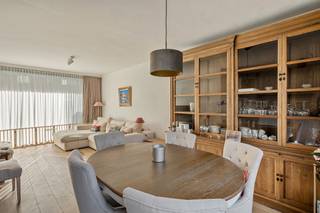 In Residentie <strong>Molenzicht </strong>vindt u deze zeer recente nieuwbouw <strong>BEN-woning </strong>met <strong>tuin </strong>én <strong>parking</strong>.<br />Een overdekte patio leidt naar de voordeur.<br />Inkomhal met ingemaakte kast en gastentoilet.<br />De <strong>leefruimte </strong>baadt in het <strong>licht </strong>en heeft mooi zicht op de tuin én de molen. <strong>Open keuken</strong> met alle comfort en gezellig eiland. Gerieflijke bijkeuken.<br />Een grote schuifpui biedt toegang tot het terras en de lichtrijke tuin.<br /><br />Op de <span>verdieping </span>bevindt zich een <strong>badkamer </strong>met ligbad, wastafel en toilet, de hoofdslaapkamer, en een tweede slaapkamer of bureau.<br />De trap loopt volwaardig door naar de tweede verdieping met een overloop. Daar vindt u een <strong>douchekamer </strong>met wastafel en toilet en twee slaapkamers.<br />Ondergronds hebt u een ruime <strong>autostaanplaats</strong>. De lift en de trap bieden alle comfort.<br />Een gerieflijke <strong>fietsenberging </strong>is er op het gelijkvloers, maar tevens ook ondergronds is er een ruime fietsenstalling, bereikbaar met een grote <strong>lift</strong>.<br /><br />De parking 't Ven op enkele passen van de woning, biedt voldoende ruimte voor bezoekers, een tweede wagen en zelfs laadpalen.<br /><br />Bijzonderheden :<br />
<ul>
<li>instapklare BEN- woning</li>
<li>nieuwbouw</li>
<li>een lichtrijke tuin met mooi terras en zicht op de molen</li>
<li>een ondergrondse parking</li>
<li>fietsenstalling op het gelijkvloers én ondergronds</li>
<li>aan de doprsrand</li>
<li>een unieke gelegenheid!</li>
</ul>