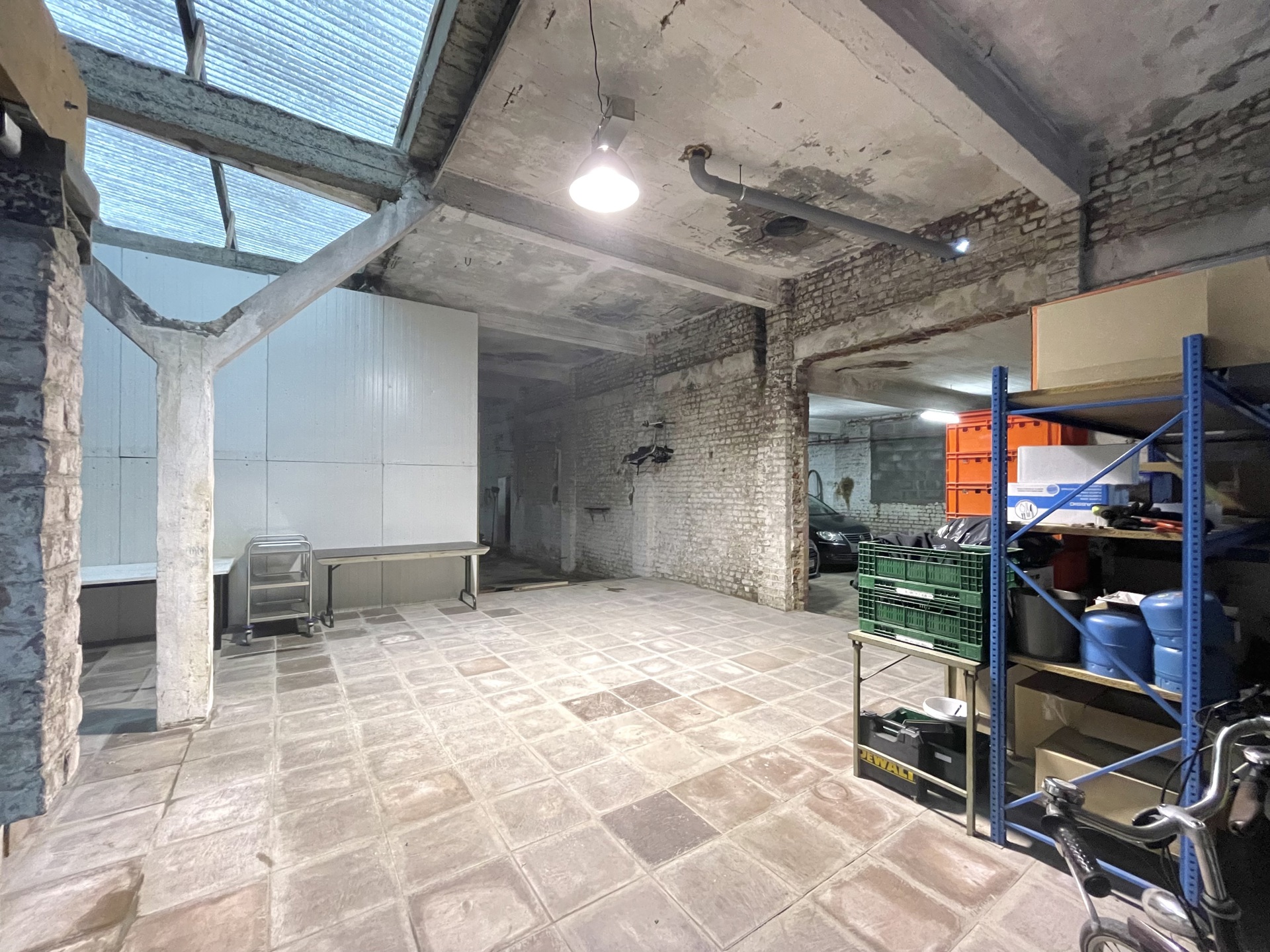 Ruim magazijn van 555 m² met sectionaalpoort - foto 5