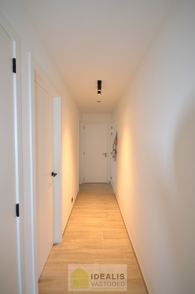 IDEALIS VASTGOED – INSTAPKLAAR APPARTEMENT MET KELDERBERGING EN ONDERGRONDSE AUTOSTAANPLAATS - foto 3