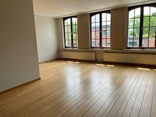 Gezellige ruime gezinswoning in Schoten biedt met zijn 157m2 woonoppervlakte en 3/4 slaapkamers een zee aan ruimte. De woning is gebouwd in 1977 en gedeeltelijk gerenoveerd in 2015. Ze is voorzien van centrale verwarming op gas en heeft een gunstige EPC-score C = geen renovatieplicht. De woning is asbestvrij.<br />Op de begane grond vindt U de garage, inkomhal,wasplaats en de bureau/slaapkamer. De bovenverdieping herbergt 3 slaapkamers en badkamer met dubbele wastafel, ligbad/douche en toilet.<br />Op de eerste verdieping bevindt zich de woonkamer L-vorm parketvloer, de keuken met aansluitend berging, trap naar de tuin en het toilet.<br />De woning is gelegen op een perceel van 287m2.<br />Beglazing: overal dubbel glas.<br />Rolluiken: achteraan overal. / vooraan: enkel op de 2de verdieping.<br />Woning is rechtstreeks te koop van eigenaar en te bezichtigen na afspraak 0486 / 08 28 67.