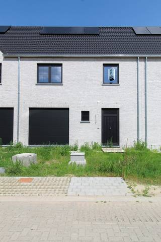 Dichtbij het centrum van Lokeren ter hoogte van de Vondelstraat wordt een nieuwe, kindvriendelijke woonbuurt opgericht met een authentieke dorpse architectuur. Deze gesloten en halfopen landelijke nieuwbouwwoningen beloven het perfecte evenwicht te worden tussen het weelderig groen en de stadse gemakken zoals openbaar vervoer, winkels en scholen. Bovendien worden alle woningen traditioneel gebouwd met hoogwaardige materialen en energiezuinige technieken waardoor uw comfort geoptimaliseerd wordt. Dankzij de ligging en duurzame visie zijn deze woningen geschikt als vaste woonplaats of rendabele investering. <br /><br />Deze gesloten bebouwing beschikt over een leefruimte met open keuken, ruime inpandige garage, 3 volwaardige slaapkamers, apart toilet op de nachthal en badkamer met bad, douche en dubbel lavabomeubel. De zolder is ideaal als bijkomende opbergruimte. Deze woningen worden standaard reeds uitgerust met een lucht-water warmtepomp en beschikken over een private oprit aan de woning. <br /><br /><strong>Troeven: </strong>
<ul>
<li><strong>Beschikbaar bij akte! </strong></li>
<li>Energiezuinige woning met lucht-water warmtepomp; </li>
<li>Kindvriendelijke omgeving; </li>
<li>3 volwaardige slaapkamers: 17m² - 13m² - 12m²; </li>
<li>Reeds voorzien van oprit, terras en grasmatten in de tuin; </li>
<li>Centrale ligging! </li>
</ul>
Ontdek dit unieke project in Lokeren en contacteer ons vrijblijvend voor meer informatie.<br />Jouw nieuwe thuis in Lokeren wacht op je.<br /><br /><strong>Ontdek lot 07 tijdens Nieuwbouwzondag op zondag 25 oktober, van 13u tot 16u.<br />Plan je bezoek of kom gewoon even vrijblijvend langs.<br />Meer info over onze deelnemende panden vind je op: https://www.nieuwbouwzondag.be/partners/hectaar/</strong>