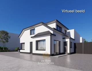 Deze halfopen bebouwing in de rustige Hofstraat, op wandelafstand van het centrum van Kontich, biedt een unieke kans voor wie werk en privé graag slim combineert. Achter deze woning schuilt namelijk een bijzonder troef: een atelier van maar liefst 116 m². Ideaal voor zelfstandigen, creatievelingen of ondernemers die op zoek zijn naar een ruime werkplek, opslagruimte of stille productieomgeving, zonder in te boeten op wooncomfort.<br /><br />De woning zelf vraagt om modernisering, maar vormt net daardoor een interessante opportuniteit om ze helemaal naar eigen smaak en noden te renoveren. Op het gelijkvloers kom je binnen in de inkomhal die toegang geeft tot zowel een lichtrijke leefruimte als de aparte eetplaats. De keuken sluit hierbij aan en biedt een zicht op het achterliggende atelier. Boven zijn er drie slaapkamers en een ruime badkamer, terwijl de zolder nog extra mogelijkheden biedt voor uitbreiding of opslag.<br /><br />De ligging is bijzonder gunstig: Kontich ligt strategisch tussen Antwerpen en Mechelen, en is makkelijk bereikbaar via de E19. Ook het station Kontich-Lint ligt vlakbij, wat handig is voor wie regelmatig pendelt of klanten ontvangt. Ondanks die bereikbaarheid, geniet je hier toch van de rust van een woonwijk met weinig doorgaand verkeer.<br /><br />Het atelier achteraan maakt dit pand echt uniek in zijn soort. Niet alleen is het ruim, maar ook vlot bereikbaar via de zij-ingang en voorzien van twee koelcellen en een garage. Dit maakt het bijzonder geschikt voor wie werkmateriaal of voertuigen veilig en droog wil stockeren. Of je nu schilder, installateur, meubelmaker, designer of webshop-uitbater bent: hier werk je vanuit huis, zonder te moeten inboeten op ruimte of vrijheid.<br /><br />Ben jij die ondernemer of createur die zijn zaak naar een volgend niveau wil tillen, mét wooncomfort erbij? Dan is dit jouw kans.<br /><br />EPC :  572 kWh/m2 (Label F)<br />Stedenbouwkundige inlichtingen in aanvraag<br />Waterinfo : P-Score = A, G-Score = A<br /><br />Contacteer ons voor een bezoek en ontdek het potentieel van Hofstraat 41.<br />Dit is niet wat je zoekt ? Al gehoord van AANKOOPBEGELEIDING ?   Wij zoeken, bezoeken en onderhandelen mee met jou voor eigendommen die worden aangeboden door particulieren, andere makelaars of eigendommen die zelfs (nog) niet te koop staan?<br />Vraag meer informatie over aankoopbegeleiding via welkom@dehuisleverancier.be of 0489/069.000<br /><br />de Huisleverancier : Persoonlijk, voor iedereen Service, Kwaliteit en Vertrouwen !