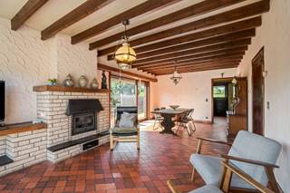 Ben je op zoek naar een ruime woning met parkeermogelijkheden en zonnige tuin met magnifiek uitzicht? GEVONDEN!!<br /><br />De bungalow kenmerkt de inkomhal, 3 ruime slaapkamers, de badkamer met ligbad met sproeikop, enkele wastafel, het apart toilet, de lichtrijke woonkamer met gezellige houtkachel, de keuken (2008: oven, koelkast, dubbele spoelbak, ker. kookplaat, dampkap), de veranda en de garage met automatische poort.<br /><br />Ruimte te kort? Er is nog een ruime zolder aanwezig die kan ingericht worden naar wens.<br /><br />Genieten van de zon? Dit kan in de zuidwest georiënteerde tuin met een adembenemend uitzicht op de groene velden.<br /><br />TROEVEN IN EEN NOTENDOP:<br />- Uitstekende ligging!<br />- Zonnige tuin met uitzonderlijk zicht!<br />- Rolluiken aanwezig!<br />- Open bebouwing!<br />- Parkeermogelijkheden!<br />- Zeer goed onderhouden woning!<br /><br />Meer informatie/een bezoek? Maak eenvoudig jouw afspraak op WWW.WOONVAST.BE of contacteer Jonas op 0468 19 11 62 of via jonas@woonvast.be