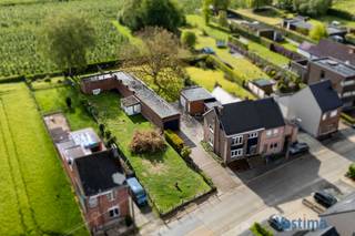 Bent u op zoek naar een woning met loods en grote tuin? Dat mag u deze unieke kans niet laten voorbijgaan!Deze solide woning dient naar eigen smaak...
