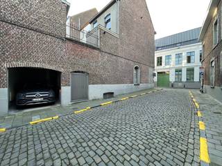 Mooie rustig gelegen praktijkruimte in hartje Gent - 100 m van Gravensteen.<br /><br />Het pand bestaat uit een inkom, 1 praktijkruimte, badkamer met douche, toilet en lavabo, keuken.<br /><br />Algemene informatie: kelder (stockage) ruimte voor fietsen- en vuilnis, onmiddellijk beschikbaar (bespreekbaar), maandelijkse kost van 100 € voor verbruik en internet,<br /><br />Mogelijkheid tot het huren van een garage 120 €/maand.<br /><br />Bezoekje mogelijk op afspraak.