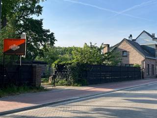 Op zoek naar een degelijke en ruime woning met een gunstig EPC? Deze halfopen bebouwing, gelegen op de grens met Hove en Lint, combineert ruimte, bereikbaarheid en duurzaamheid op de ideale manier.<br /><br />Je betreedt de woning via de praktische inkomhal met voldoende plaats voor jassen en schoenen. Van hieruit kom je in de gezellige leefruimte, welke naadloos overloopt in de keuken. Beide ruimtes staan in directe verbinding met de tuin, wat zorgt voor een aangename sfeer en een fijne interactie tussen binnen en buiten – of je nu geniet van de warmte van de houtkachel of liever buiten aan de slag gaat.<br /><br />De badkamer is uitgerust met zowel een douche als een bad, ideaal voor een snelle ochtendroutine of een ontspannen moment ’s avonds. De wasmachine en droogkast vinden hun plek in een afzonderlijke wasplaats.<br /><br />De woning beschikt over vier slaapkamers, waarvan één met een aanpalende dressing. Daarnaast is er nog een praktische berging die perfect kan worden ingericht als bureau- of hobbyruimte.<br /><br />Buiten is het leuk vertoeven in de volledig omheinde tuin met vernieuwde afsluiting. Perfect voor kinderen, huisdieren of gewoon om in alle privacy te genieten. De aparte oprit en bijhorende garage zorgen voor extra comfort en maken het geheel compleet.<br /><br />Het pand bevindt zich op korte afstand van het centrum, het treinstation en de fietsostrade. Scholen, winkels en andere voorzieningen zijn vlot bereikbaar, wat deze woning bijzonder aantrekkelijk maakt voor gezinnen en pendelaars.<br /><br />Mede dankzij een recente dakvernieuwing, gevelisolatie en regenwaterput scoort deze woning sterk op vlak van energiezuinigheid.<br /><br />Ben jij ook klaar voor de toekomst? Maak dan zeker een afspraak!<br />vg, wg, gdv, gvk, gvv, geen vermelding in het maatregelenregister