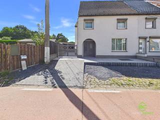 <p><span>Op een centrale locatie dichtbij de oprit van de E314 vinden we deze instapklare gezinswoning op een ruim perceel van 11a 92ca.</span></p><p><span>Zowel het centrum van Halen als van Diest zijn zeer gemakkelijk bereikbaar. </span></p><p><span>Via de E314 is er een vlotte verbinding naar het Klaverblad in Lummen, maar ook naar Leuven en Brussel. </span></p><p><span> </span></p><p><span>De woning onderging een renovatie waarbij de ramen vervangen werden en er isolatie werd aangebracht in het hellend dak en aan de muren. De combinatie tussen de aanwezige zonnepanelen, de pelletkachel en de airco’s zorgen dat de energiefactuur laag blijft en men zowel kan warmen in de winter alsook koelen in de zomer. </span></p><p><span> </span></p><p><span>Betreden doen we de woning via de inkomhal vanwaar er toegang is tot de woonkamer aan de voorzijde en de keuken aan de achterkant. De centrale eetkamer fungeert als tussenverbinding en beschikt net zoals de andere kamers ook over een aangename lichtinval. De keuken werd volledig uitgerust en beschikt over voldoende opbergruimte. In de achtergelegen veranda is het heerlijk genieten met uitzicht op de tuin. </span></p><p><span>Boven zijn er twee slaapkamers gelegen en de badkamer. Deze is uitgerust met een toilet, een ligbad en een meubel met dubbele lavabo. </span></p><p><span>De zolder is bereikbaar via een vaste trap en biedt nog uitbreidingsmogelijkheden naar extra slaapkamers. </span></p><p><span> </span></p><p><span>De tuin werd volledig aangelegd en omheind. Hier vinden we aan de straatzijde een eerste garage met een bijhorende handige tuinberging. Op de beide terrassen is er een heerlijke zonsinval op alle momenten van de dag. </span></p><p><span>Een extra groot pluspunt is dat de tuin aan de achterkant ook bereikbaar is via een achtergelegen weg. Hierdoor vinden we aan de achterzijde nog een tweede ruime garage. </span></p><p><span> </span></p><p><span>Pluspunten:</span></p><p><span>- centrale ligging</span></p><p><span>- instapklare woning</span></p><p><span>- garage vooraan en achteraan</span></p><p><span> </span></p><p><span>Stedenbouwkundige inlichtingen in aanvraag. </span></p>