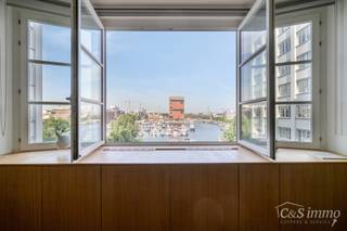 Kwalitatief afgewerkt appartement op de vierde verdieping van ‘Het Koninklijk Entrepot’. Men betreedt de woning via de inkomhal, met veiligheidsdeur, die rechtstreeks toegang biedt tot de open en lichtrijke woon- en eetkamer op parket die een frontaal zicht op het Mas en jachthaven Willemdok heeft. U geniet va een overvloed aan opbergruimte dankzij de klassevolle ingebouwde kasten doorheen het gehele appartement. <br />De volledig uitgerust keuken met toestellen van Aeg en Bosch (oven, vaatwasser, microgolf, lavabo, koelkast, vriezer en kookvuur) geniet eveneens van een prachtig uitzicht op de dokken.<br />De twee slaapkamers (12 & 11m²) kunnen zoals gewenst omgevormd worden naar één ruime slaapkamer dankzij de kwaliteitsvolle houten tussenpanelen.<br />De badkamer ( douche en lavabo) en gastentoilet liggen achter het schrijnwerk wat voor een nadeloze overgang zorgt in het geheel. <br />Aansluiting wasmachine en droger beschikbaar. <br />Het appartement beschikt ook over een ruime kelder berging en voorziening voor fietsen te stallen.<br />Inpandige autostaanplaats (€45.000) beschikbaar.