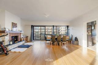 Bent u op zoek naar een ruim en lichtrijk appartement met maar liefst drie slaapkamers, verschillende terrassen en een garage? Dan is dit appartement absoluut een bezoek waard!<br /><br />Het appartement bevindt zich op de derde verdieping en geniet van een rustige en groene ligging, terwijl u toch op korte afstand van het centrum van Beveren en alle nodige voorzieningen woont.<br /><br />De bijzonder ruime leefruimte biedt volop mogelijkheden en beschikt over voldoende plaats voor een comfortabele zithoek, eetplaats, kasten en eventueel een bureau. Dankzij de grote raampartijen geniet deze ruimte bovendien van een aangename natuurlijke lichtinval. Aansluitend bevindt zich de keuken, die uitgerust is met de nodige toestellen en beschikt over een aansluiting voor de wasmachine.<br /><br />Verder beschikt het appartement over drie ruime slaapkamers, een badkamer met ligbad, dubbele wastafel en toilet, en een praktische berging op de hal.<br />Een absolute troef zijn de drie terrassen, waardoor u op verschillende momenten van de dag van het buitenleven kunt genieten.<br />Daarnaast beschikt het appartement over een aparte garage en een ruime oprit, wat zorgt voor extra comfort en parkeergelegenheid.<br /><br />Troeven:<br />- EPC label B<br />- Asbestveilig<br />- Elektrische keuring conform<br />- Drie terrassen<br />- Drie ruime slaapkamers<br />- Aparte garage en ruime oprit<br />- Rustige en groene ligging<br />- Op korte afstand van het centrum van Beveren<br /><br />Heeft u interesse in dit ruime appartement? Neem dan gerust contact met ons op via info@uw-huis.be voor meer informatie of een bezoek.