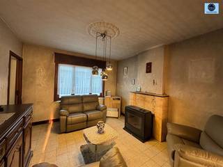 SOLIDE TE RENOVEREN WONING MET 3 SLAAPKAMERS, GARAGE EN TUINVraagprijs : 219.000 euro Deze mooie te renoveren woning is goed gelegen nabij openbaar...